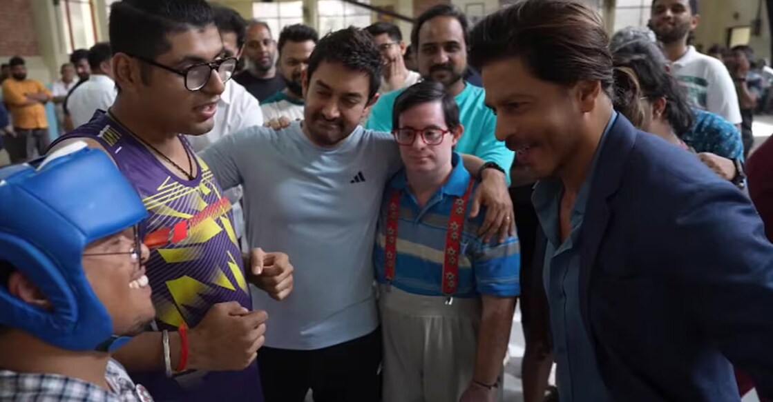 Shah Rukh Khan with the cast of 'Sitaare Zameen Par'. Photo: YouTube