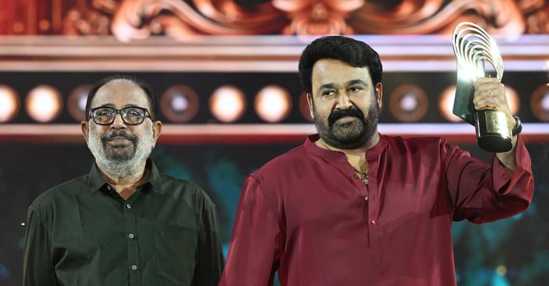 Mohanlal received the Entertainment of the Year award from Sibi Malayil for his outstanding performance in the blockbuster film ‘Thudarum'. Photo: Arun Sreedhar / Manorama