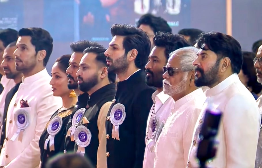 **EDS: THIRD PARTY IMAGE** In this screengrab from a video received on Sept. 22, 2026, Actors Mammootty, Sanjay Mishra, Kartik Aaryan, Dhanush, Randeep Hooda, Yami Gautam Dhar and others during the 72nd National Film Awards, at Kevadia, in Narmada district, Gujarat. (@PresidentOfIndia/YT via PTI Photo)(PTI09_22_2026_000303B)