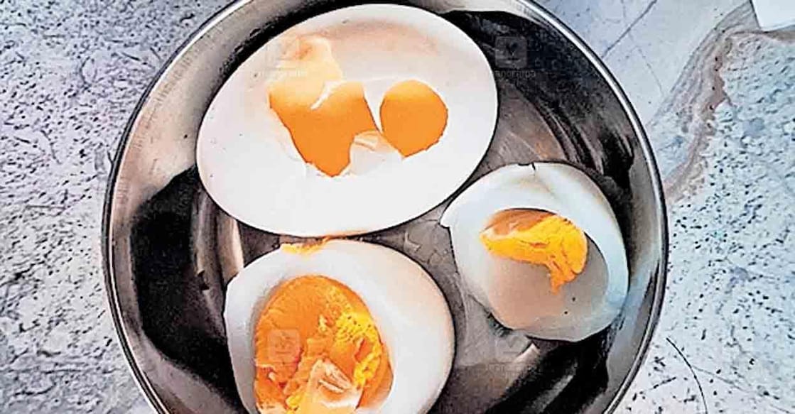 Jelly-like yolks and rubbery whites: Strange eggs raise concern in Kerala’s Wayanad Rubber-like substance found after peeling a boiled egg bought by a resident of Millumukku, Wayanad. Photo: Manorama