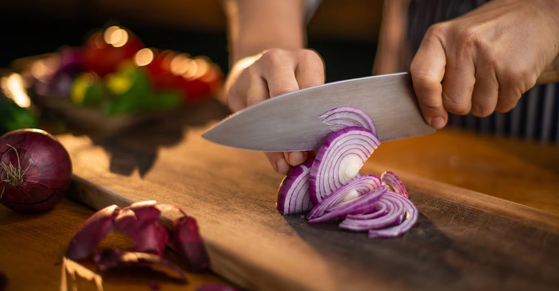 Slicing onion. Photo: iStock/Nicholas77