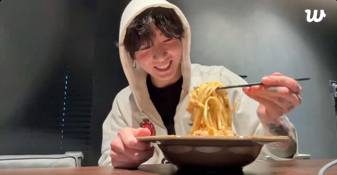 Jungkook eating carbonara. Photo: Screengrab from his Weverse Live