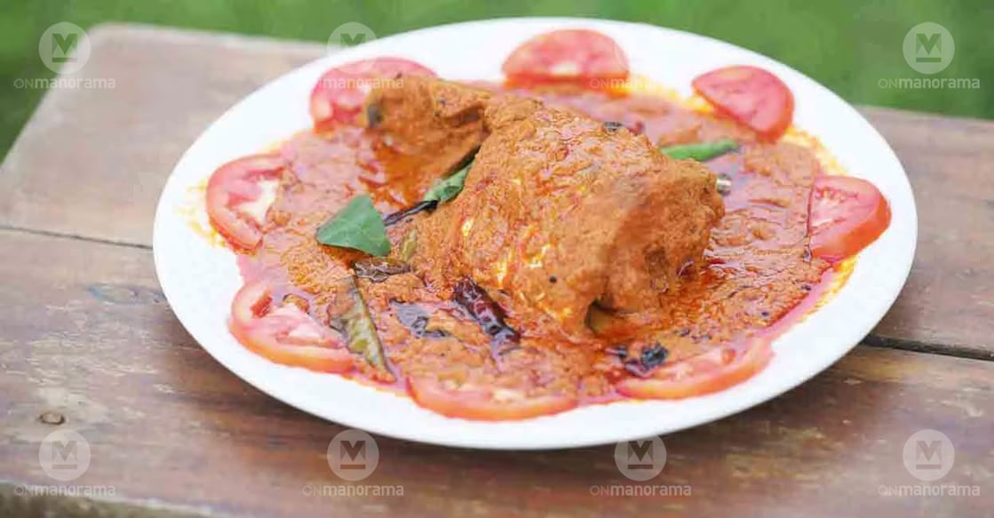 At Karthiyayini, the Thirutha curry is indeed a superstar. Every day, the kitchen prepares this curry using 85 pieces of Thirutha fish, grated coconut from 50 coconuts, and coconut milk extracted from 25 coconuts. Photo: Manoorama Online