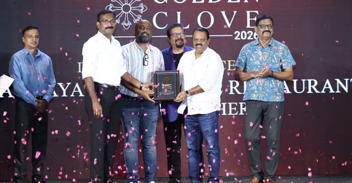 Team of Achayan’s Heritage Restaurant receives the award from journalist and food critic Vir Sanghvi, in the presence of Manorama Online Coordinating Editor Santosh George Jacob and Melam Group Senior Sales Manager Deepesh Warrier. Photo: Manorama Online


