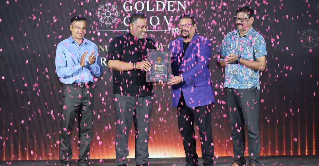 Sumesh Govind, CEO of Paragon Group of Restaurants accepts the award from journalist and food critic Vir Sanghvi, in the presence of Manorama Online Coordinating Editor Santosh George Jacob and Melam Group Senior Sales Manager Deepesh Warrier. Photo: Manorama Online