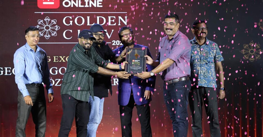Team of St. George Gourmet & Bayleaf accepts the award from journalist and food critic Vir Sanghvi, in the presence of Manorama Online Coordinating Editor Santosh George Jacob and Melam Group Senior Sales Manager Deepesh Warrier. Photo: Manorama Online