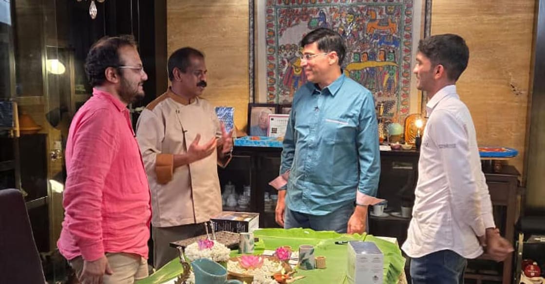 Chef Suresh Pillai (second from left) at Viswanathan Anand’s (second from right) home at the grandmaster’s request, preparing a special meal for a gathering that included Anand and reigning world champion Gukesh Dommaraju (right). Photo: Manorama