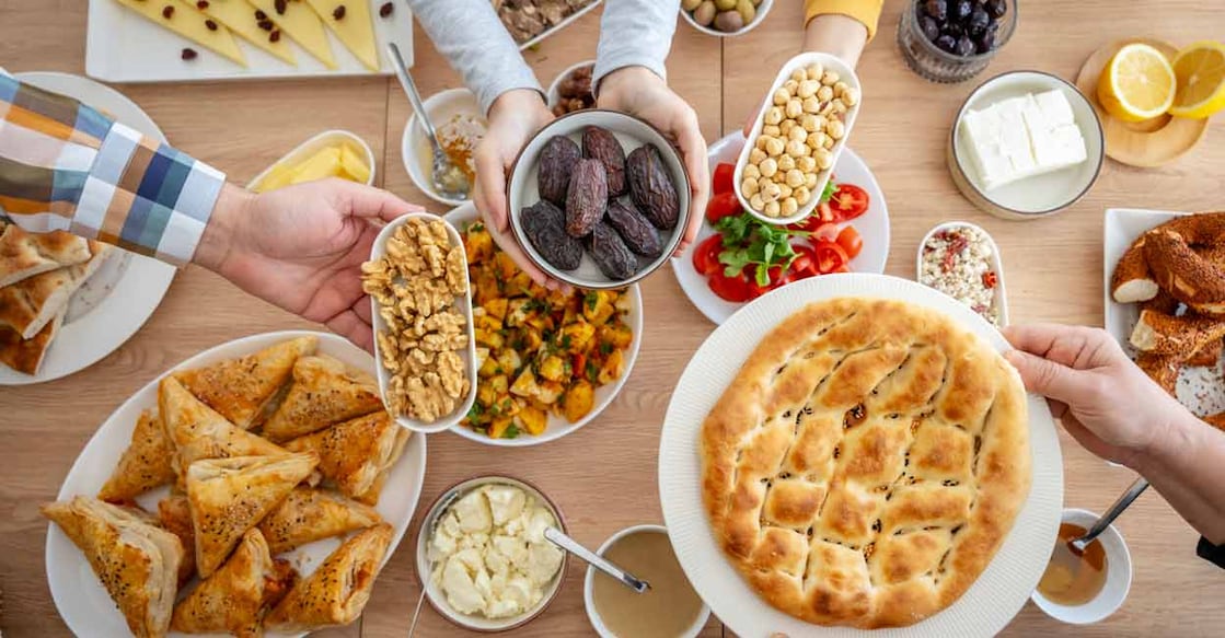 To enjoy the benefits of fasting, you should drink two glasses of water as soon as you break the fast in the evening. Photo: iStock/ozgurdonmaz