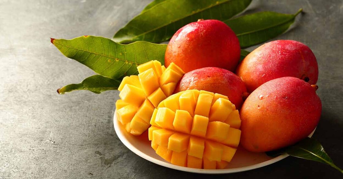 The viral message claims that the citric acid in mangoes and the acid in cold drinks combine to produce poison. Photo: iStock/SUSANSAM
