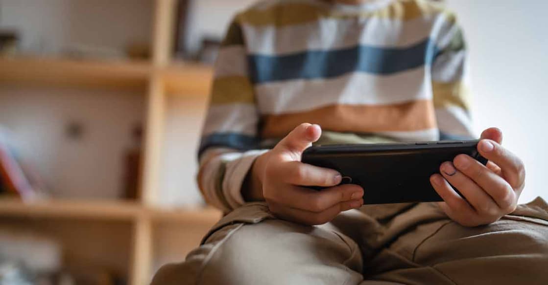 It is not wise to suddenly snatch phones away from children. Photo: Shutterstock/Miljan Zivkovic