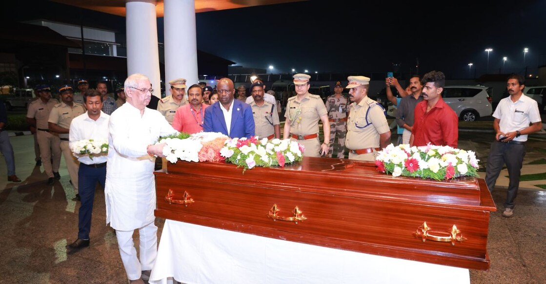 Kerala Governor Rajendra Vishwanath Arlekar pays tribute to former Kenyan PM Raila Odinga at Kochi airport. Photo: Special Arrangement. 