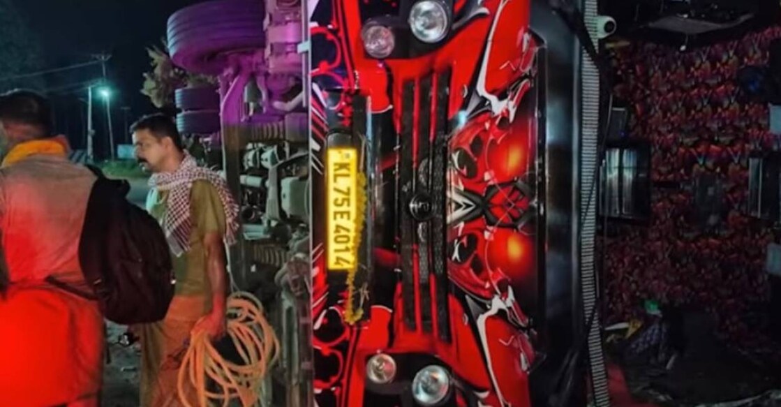 Tourist bus met with accident in Kottayam. Photo: Manorama News