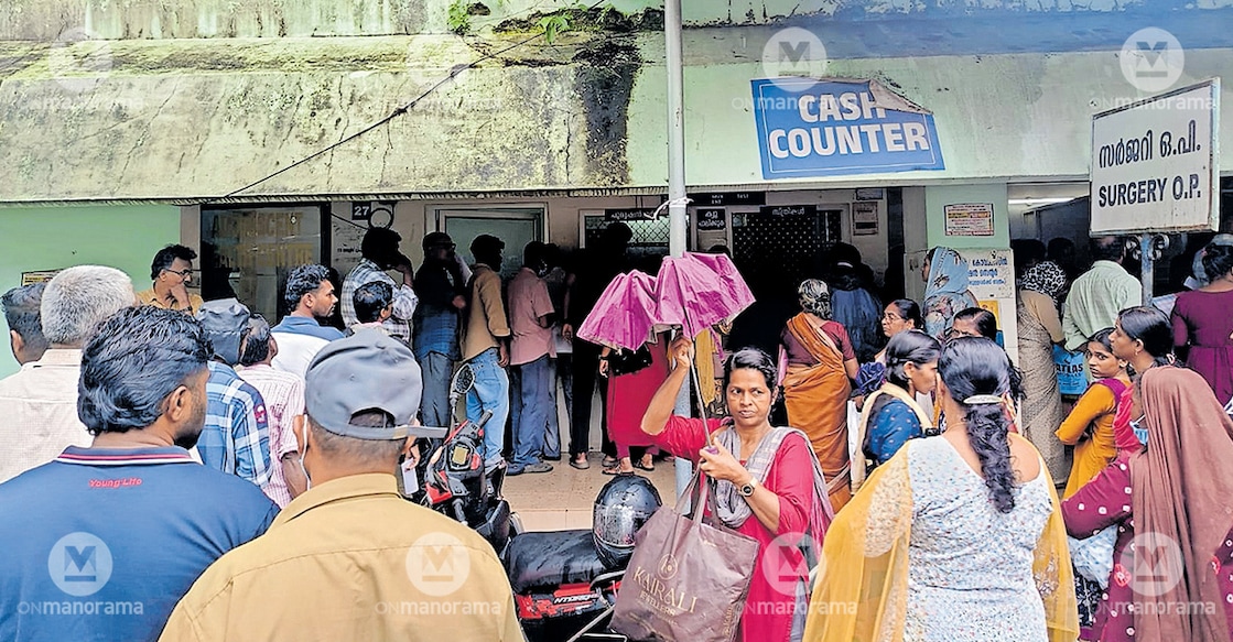 People waiting in long queues to make payments at the cash counters of Thiruvananthapuram General Hospital. Photo: Manorama