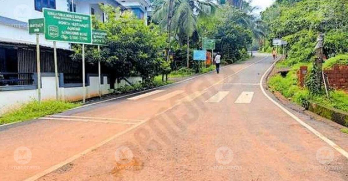 The well-maintained road passing through the Prappoyil East–Eyyankallu–Kunderi–Moonnamkunnu–Rayarom route remains without regular bus service. Photo: Special arrangement