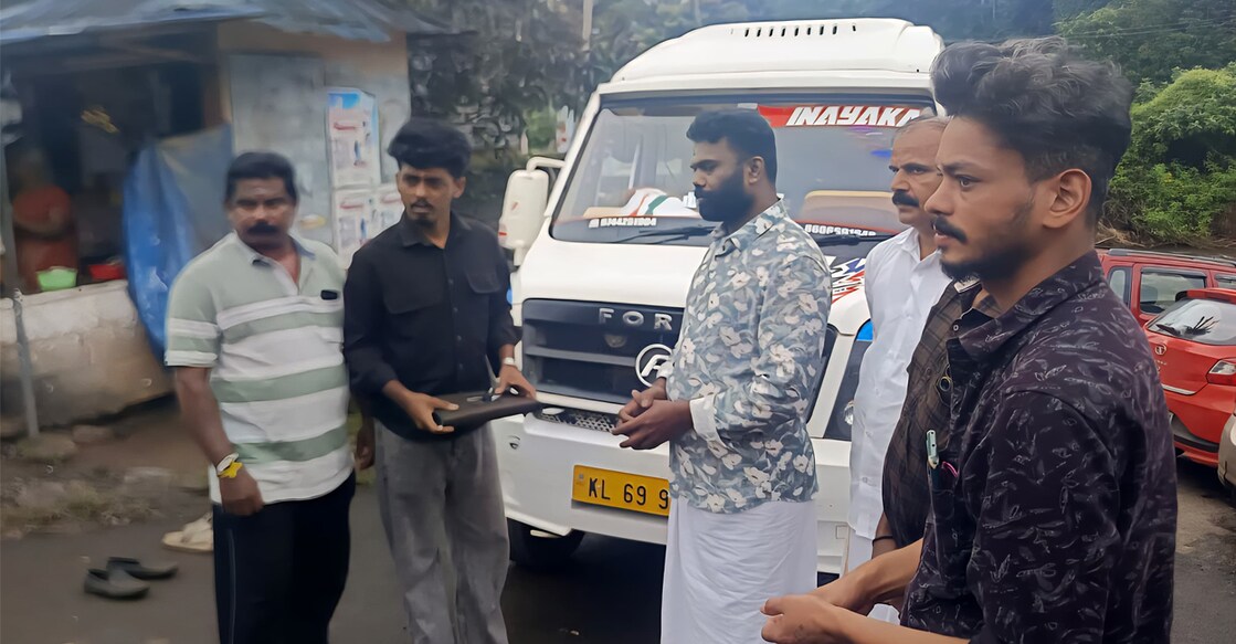 Representatives Rahinlal and Ashokan hand over the keys of the new van to Rejimon and the drivers on behalf of their friends. Photo: Special Arrangement