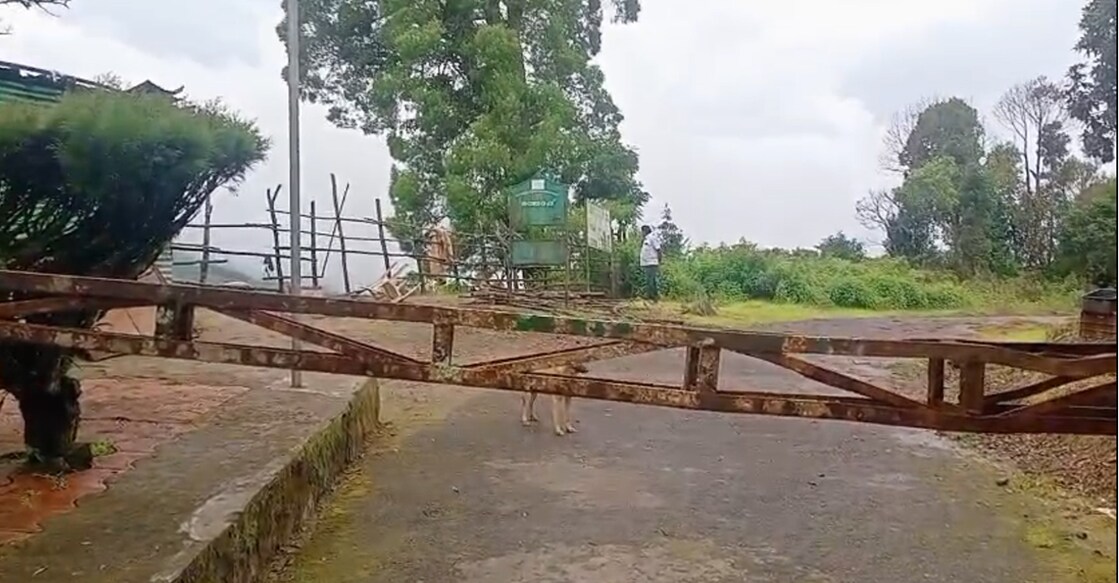 Kundala–Kanthalloor road blocked by the Forest Department. Photo: Special Arrangement