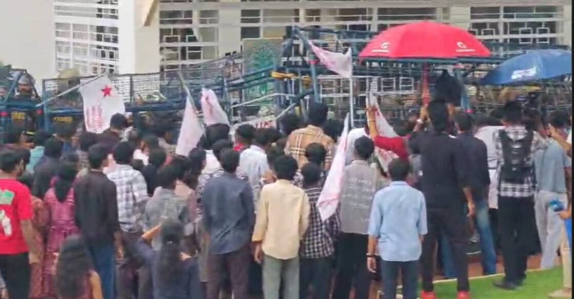 SFI stages protest march to Kerala Agriculture University in Thrissur. Photo: Special Arrangement