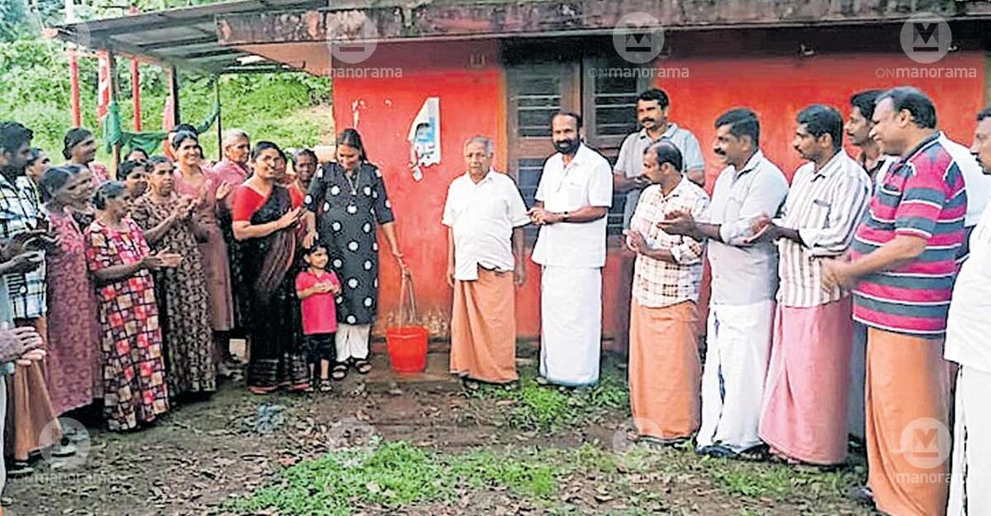 Panchayat president P Sreeja inaugurates the drinking water distribution project at Moorikkada in Kodom-Beloor Panchayat. Photo: Special arrangement