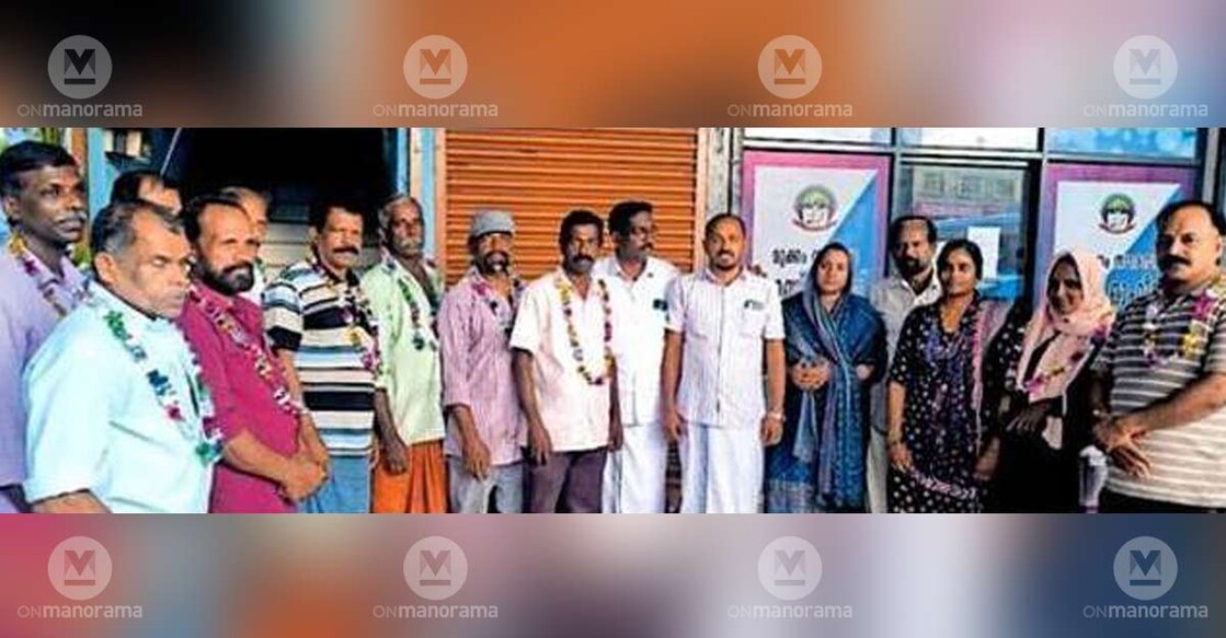 UDF councillors Venu Kallurutty, K K Rubeena, Majeed Babu, M Madhu and Binny Manoj at the satyagraha pandal, pledging support to the farmers' collective staging a relay satyagraha in front of the municipality entrance, demanding a solution to the wild boar menace. Photo: Special arrangement