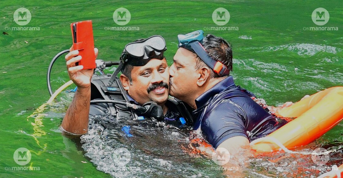 E P Afsal of Team Emergency Kerala shares a moment of joy with fellow scuba diver Muhammed Ismail after recovering one of the mobile phones that accused Sam had thrown into the pond at MG University in connection with the Jessy murder case.
Photo: Jince Michael | Manorama