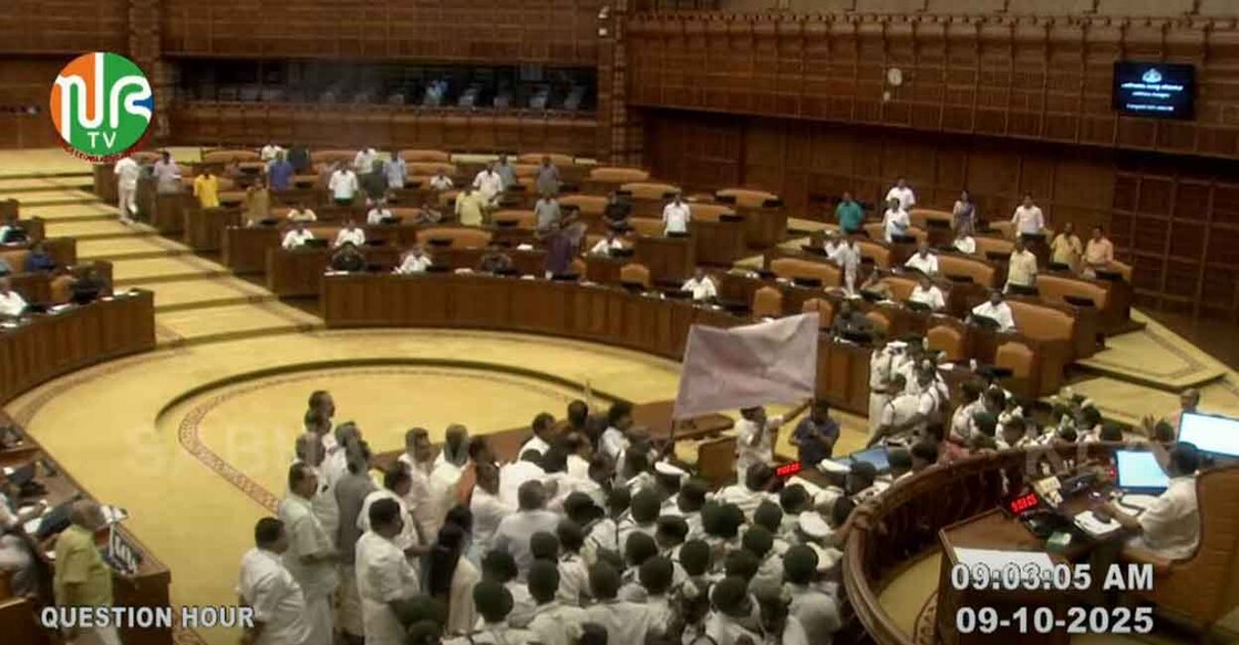 UDF MLAs protest in the well of Kerala Assembly on October 9, 2025. Photo: Screengrab/Sabha TV