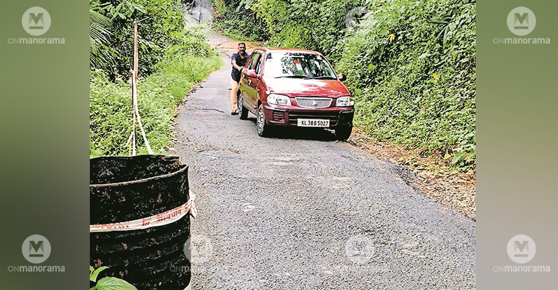 A barrel placed on the Kuruthikkulam–Poochapra–Devarupara Road serves as a warning where the protective wall remains damaged. Photo: Manorama