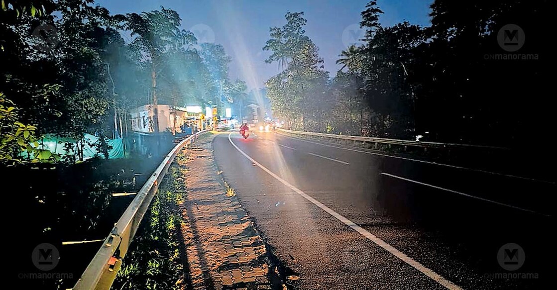 The stretch between Kuthungalpadi and Mandiram plunged in darkness. Photo: Special arrangement