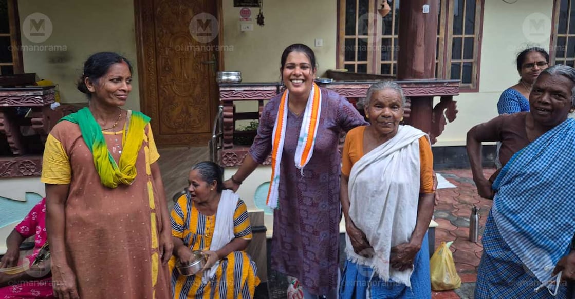 Amaya with Kudumbashree workers at Pirappankottukonam. Photo: Onmanorama