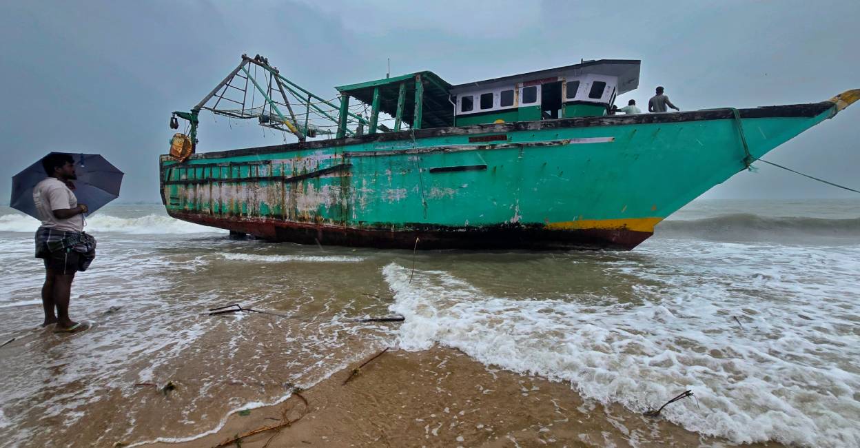 ঘূর্ণিঝড় দিত্বহা: কেরালায় ভারী বৃষ্টির সম্ভাবনা, জেলেদের সমুদ্র থেকে দূরে থাকার সতর্কবার্তা ঘূর্ণিঝড় দিত্বহা: কেরালায় ভারী বৃষ্টির সম্ভাবনা, জেলেদের সমুদ্র থেকে দূরে থাকার সতর্কবার্তা