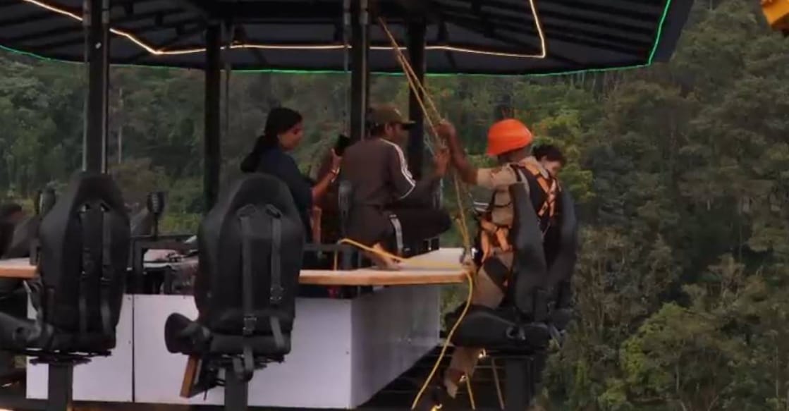 Fire Force personnel rescue people stranded in Sky Dining restaurant in idukki. Photo: Special Arrangement