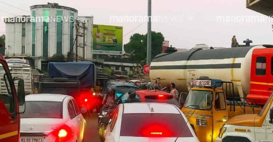 Traffic block on the road where cosntruction of Aroor-Thuravoor Elevated Highway is on progress. Photo: Manorama News