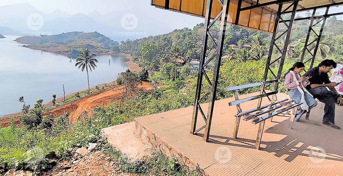 The bus waiting shelter which has become a hazard due to the lack of a safety fence.. Photo: Special arrangement