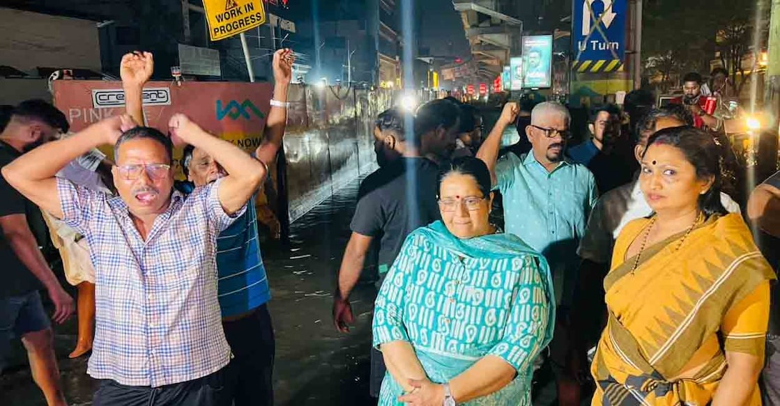 Residents, led by public representatives including MLA Uma Thomas and Deepti Mary Varghese, stage a protest at Palarivattom after a water pipeline burst here. Photo: Special arrangement