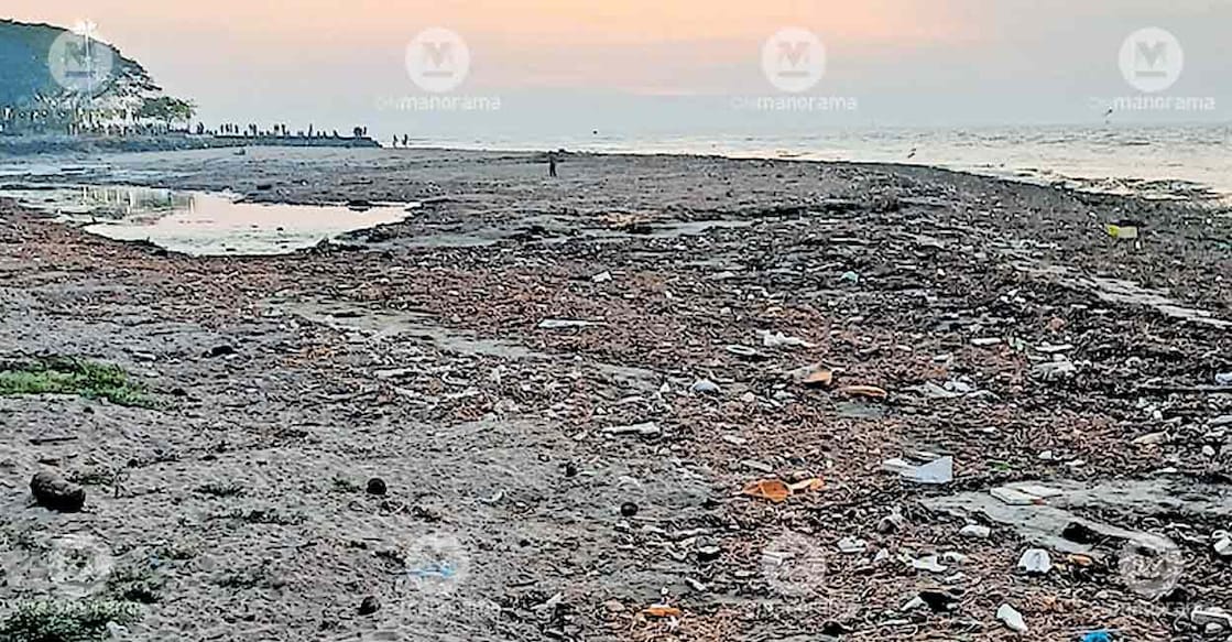 fort-kochi-beach-waste