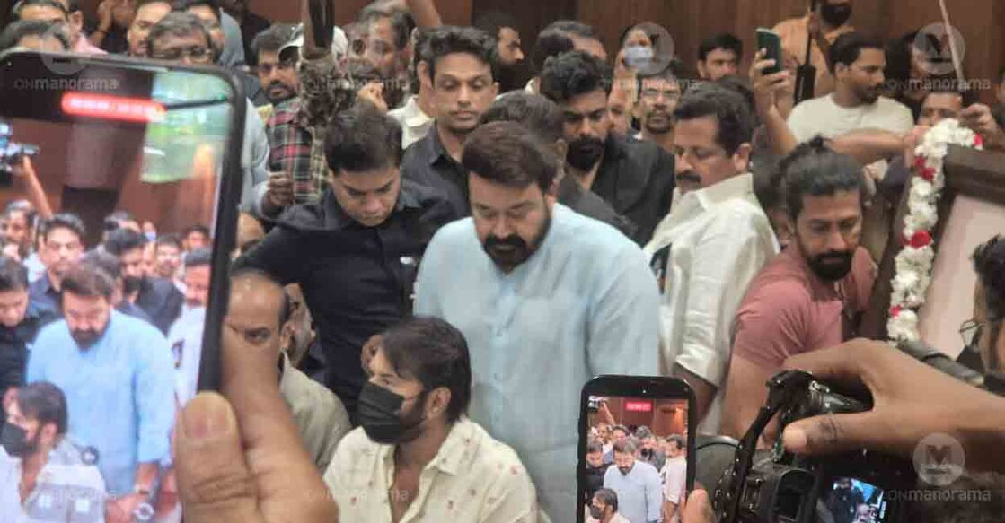 Mohanlal, Mammoottty pay respects to Sreenivasan. Photo: Manorama