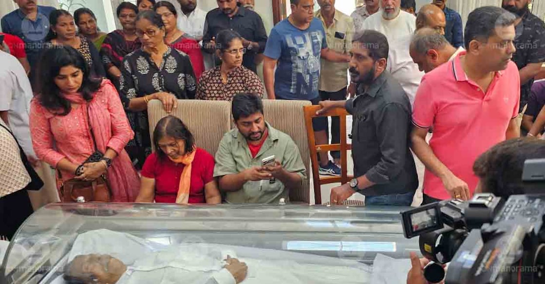 Public pays homage to Sreenivasan at his house. Photo: Onmanorama