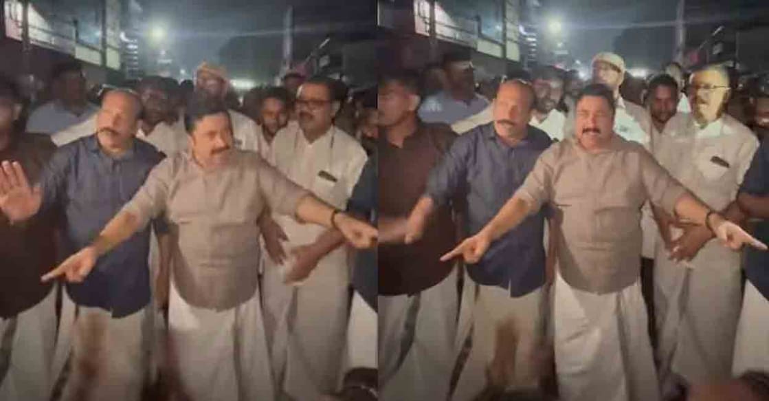 Muslim League workers led by Perinthalmanna MLA Najeeb Kanthapuram blocked roads demanding the arrest of those responsible. Photo: Special arrangement
