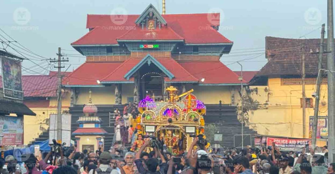 The ‘Thanka anki’ (the golden attire to be used on the idol of Lord Ayyappa at Sabarimala for the Mandala puja) ceremonial procession set out from the Aranmula Parthasarathy temple. Photo: Harilal/Manorama