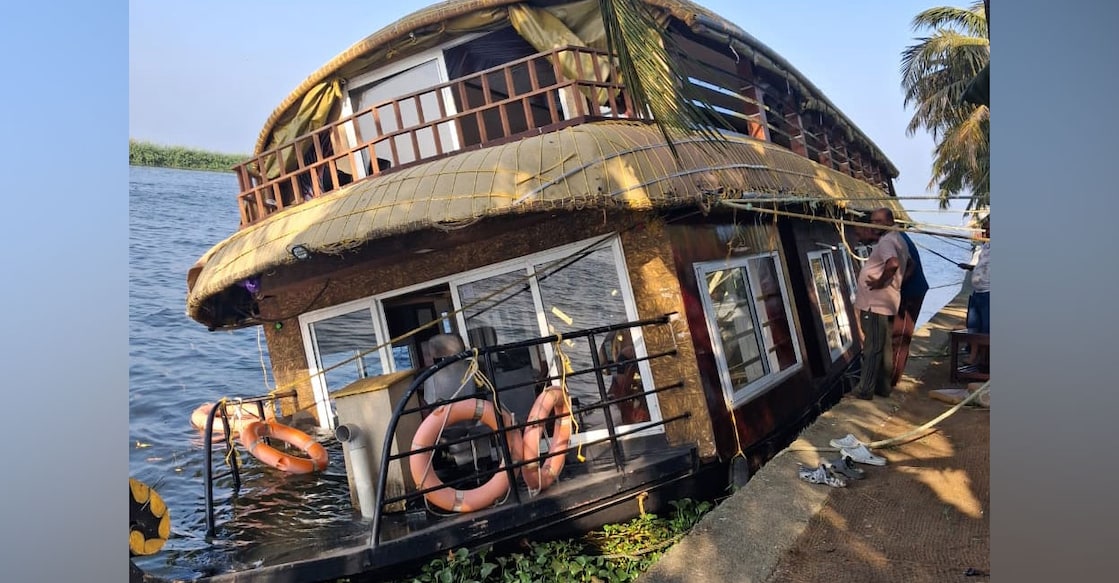 Houseboat Tejas carrying 12 tourists from Karnataka. Photo: Special Arrangement