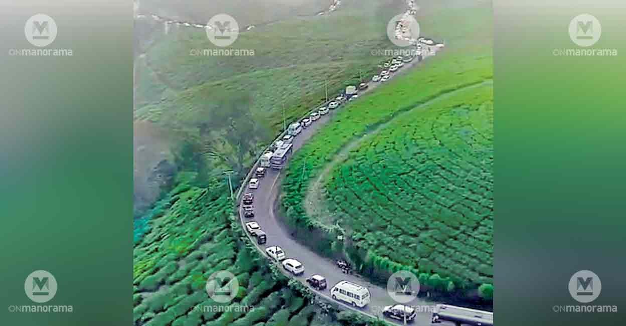 The DDMA diverted Munnar traffic via Anachal due to a loose boulder near Pallivasal Panchayat. Officials warned that heavy rain might trigger a