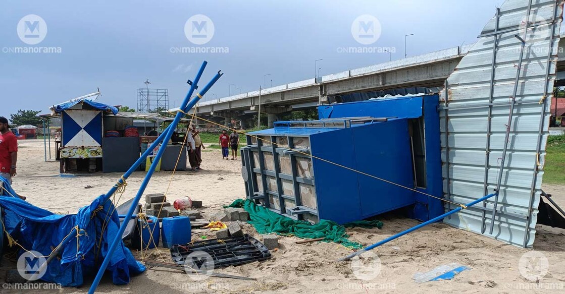alappuzha-beach-shop-collapse