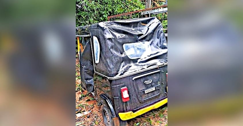 autorickshaw-damaged-wild-elephant-attack autorickshaw-damaged-wild-elephant-attack