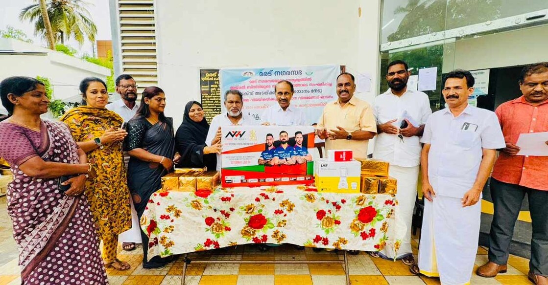 K Babu, MLA, and Antony Asanparambil, municipal chairperson (seventh and eighth from left) with winners of the lucky draw and councillors. Photo: Special arrangement
