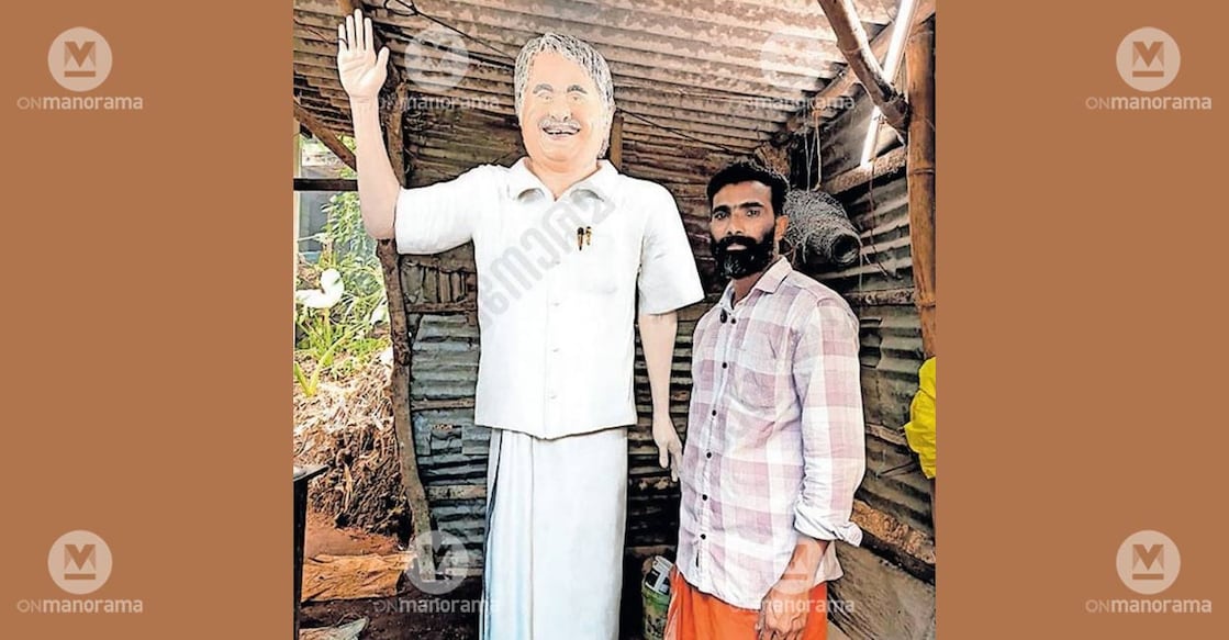 babu-parthan Babu Parthan with the statue of Oommen Chandy. Photo: Manorama.
