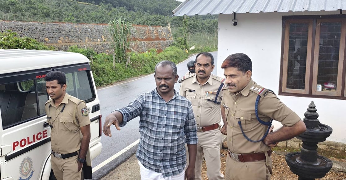 Saravanapandiyan alias Ramakrishnan with the Peruvanthanam police officials during evidence collection. Photo: Special arrangement.