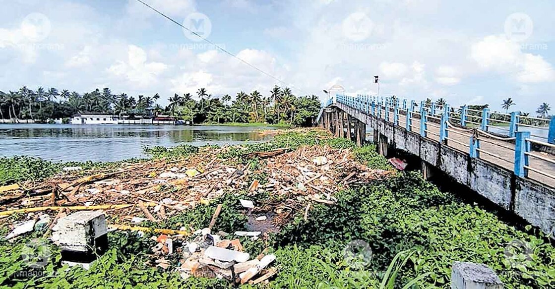 plastic-clogged-bridge-kuttanad