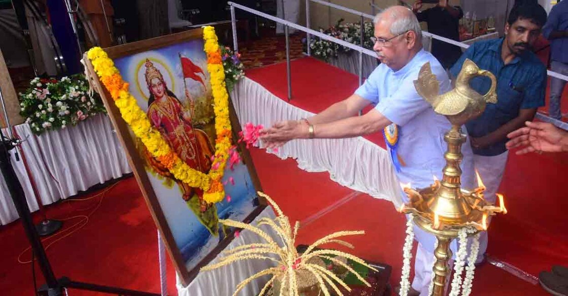 Governor Shri Rajendra Vishwanath Arlekar offers flowers to image of Bharat Mata after inaugurating the Koottickal Rehabilitation Project. Photo: X/Kerala Governor