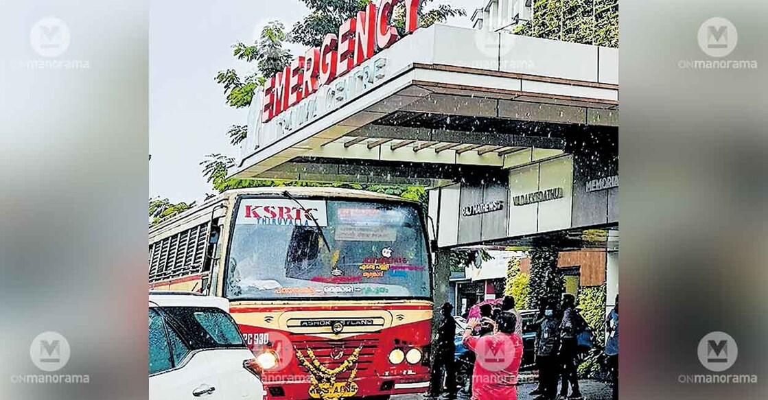 ksrtc-bus-girl-rescue ksrtc-bus-girl-rescue