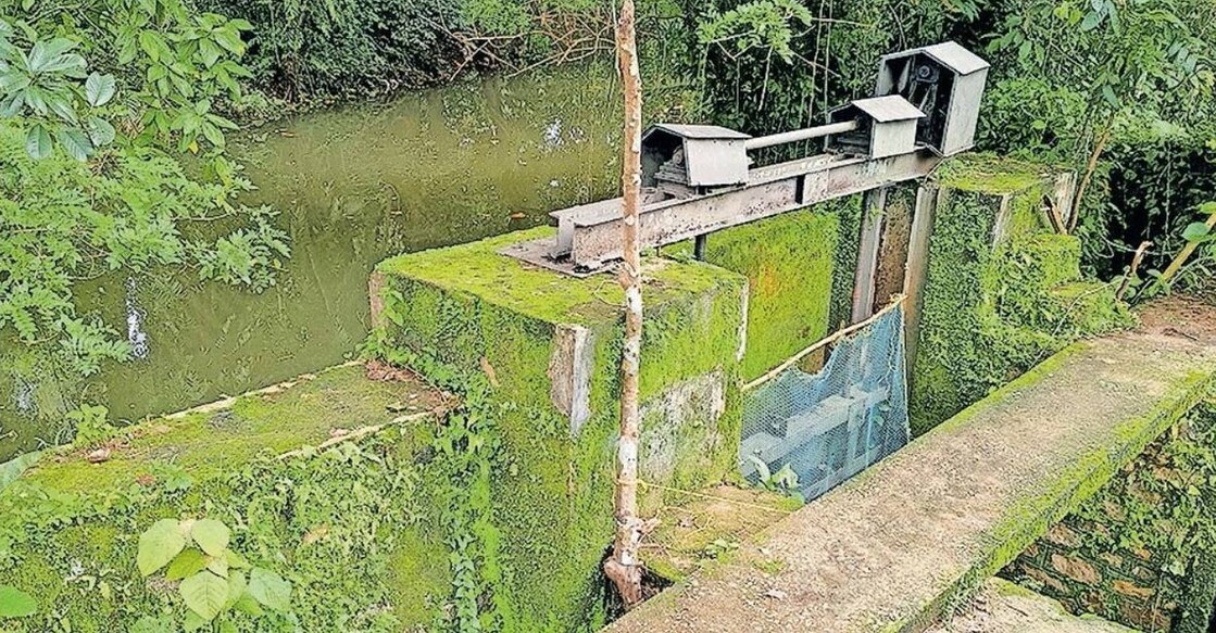 The shutter in Varathodu canal near the Thirumoolapuram–Kattodu Road.