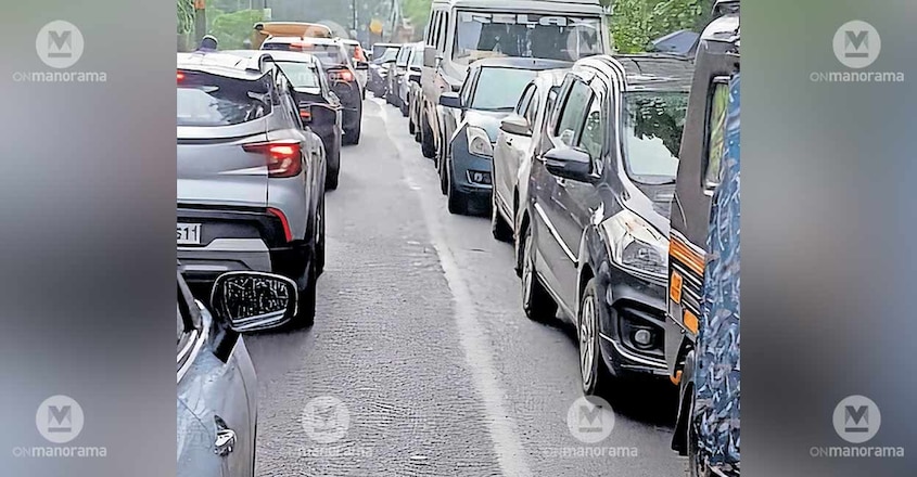 kakkanad-road-traffic-jam kakkanad-road-traffic-jam